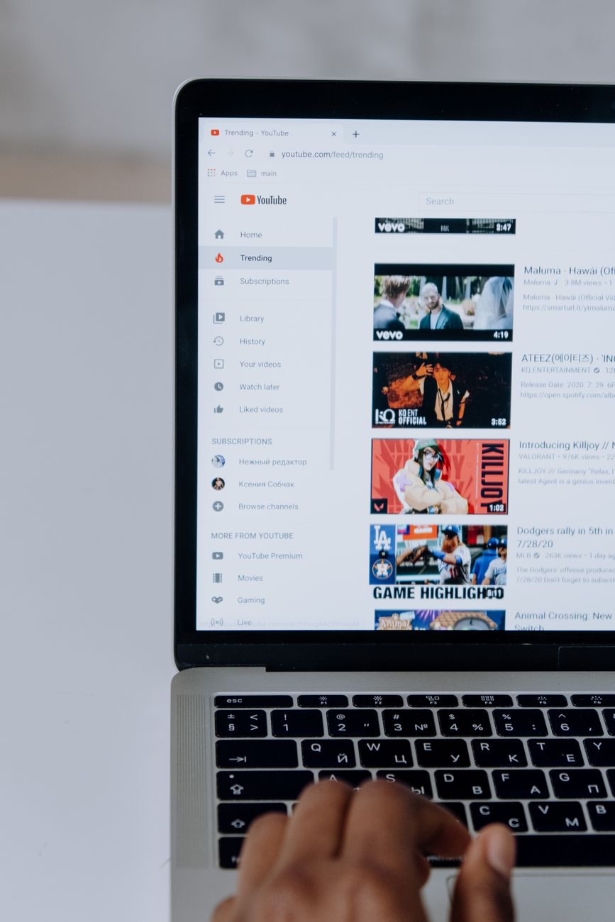 How AI Recommendations Can Create Misinformation Bubbles