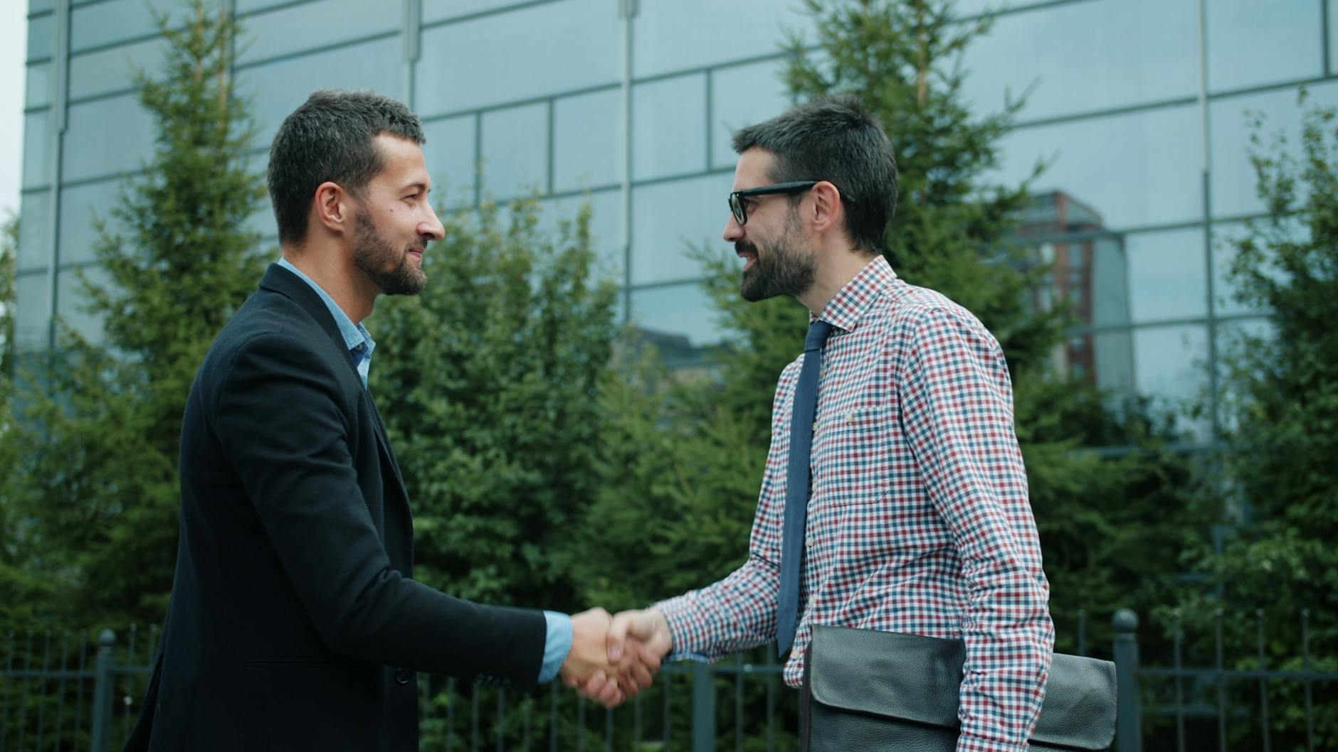 Communication: The Hidden Power of Non-Verbal Signals